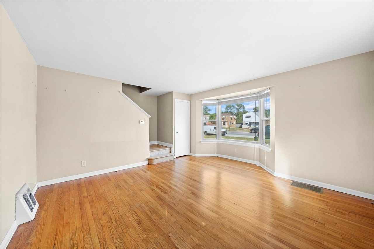 1380 Wentworth Ave - Photo 3 of 25