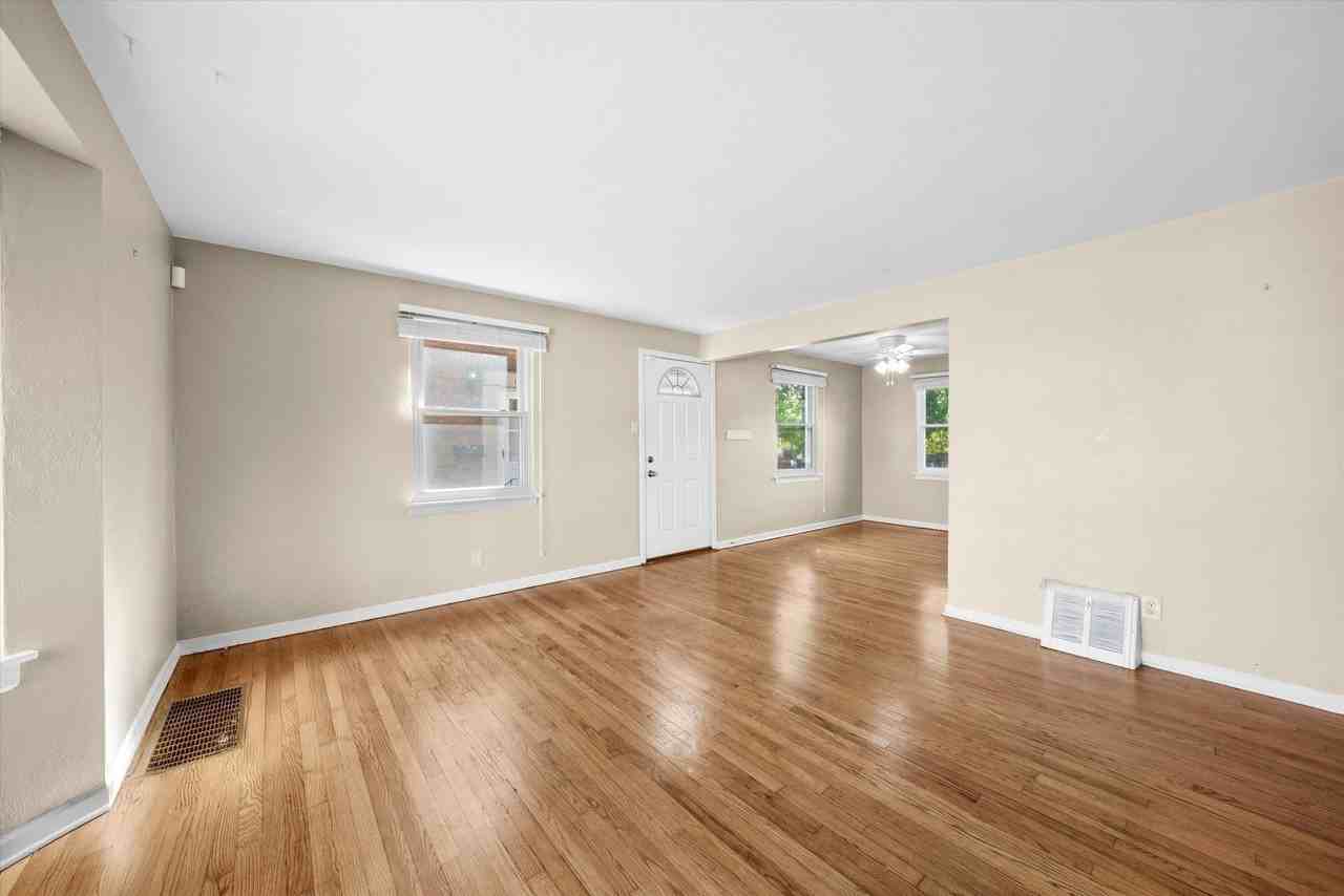 1380 Wentworth Ave - Photo 5 of 25