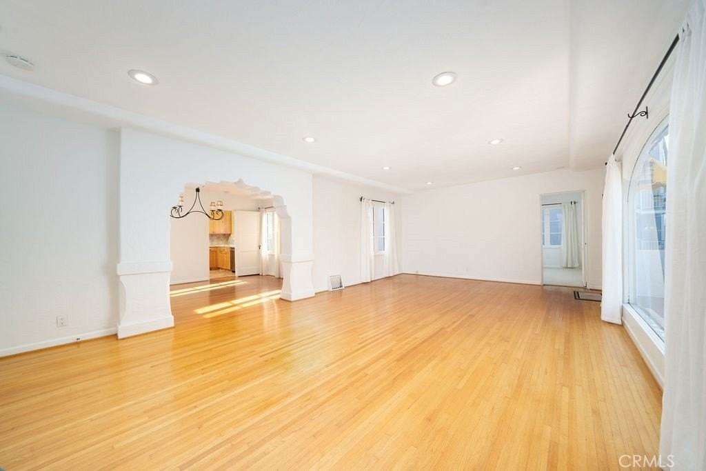 8 36th Pl - Photo 5 of 30