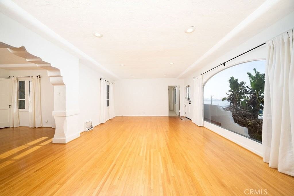 8 36th Pl - Photo 6 of 30