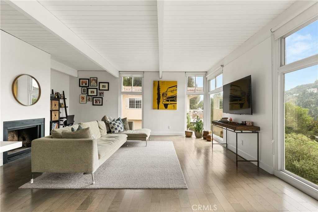 3339 N Knoll Dr - Photo 4 of 21