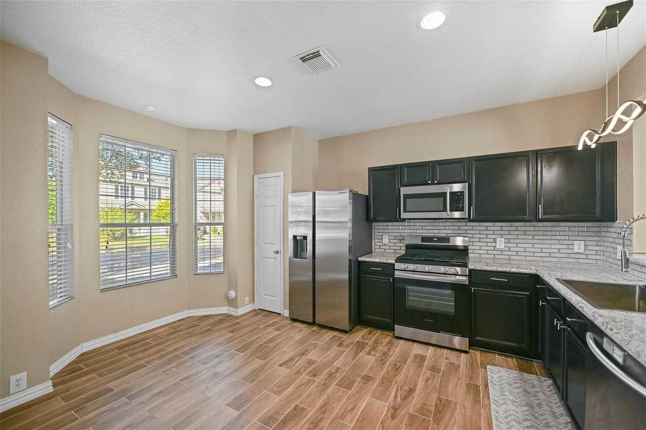 9706 Coyote Creek Dr - Photo 5 of 31