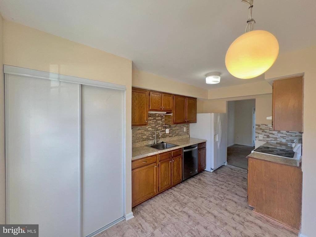 1707 Featherwood St - Photo 3 of 15