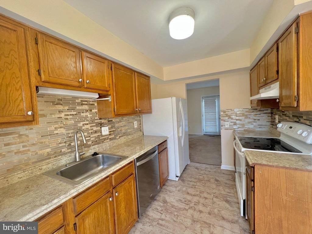 1707 Featherwood St - Photo 4 of 15