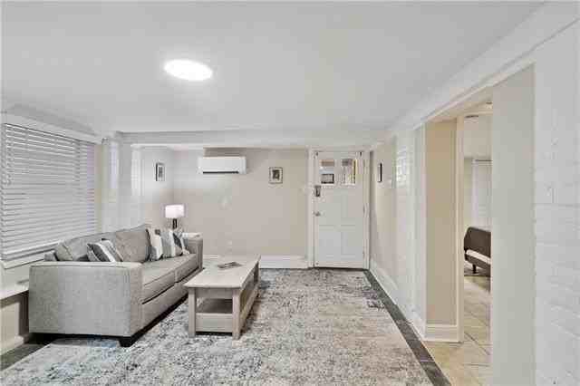 1432 Melpomene St - Photo 4 of 11