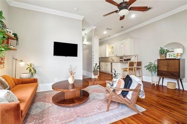 215 N Scott St - Photo 2 of 15