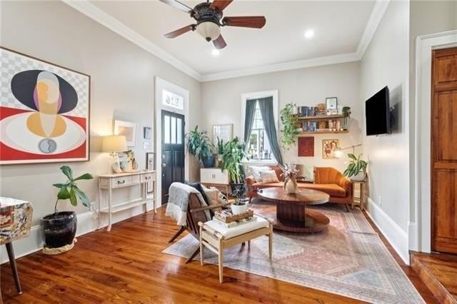 215 N Scott St - Photo 3 of 15