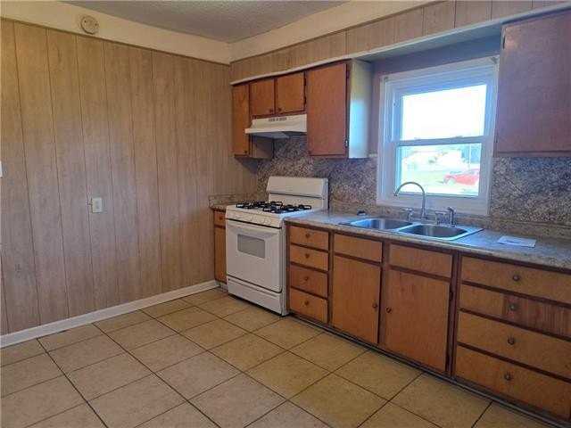 150 E 24th St - Photo 7 of 24