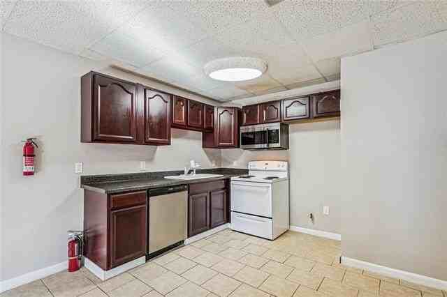 569 W 5th St #B - Photo 3 of 8