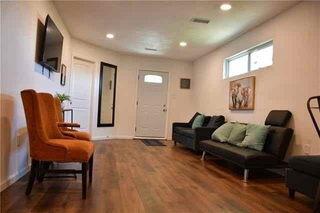 2943 Memorial Park Dr - Photo 3 of 9