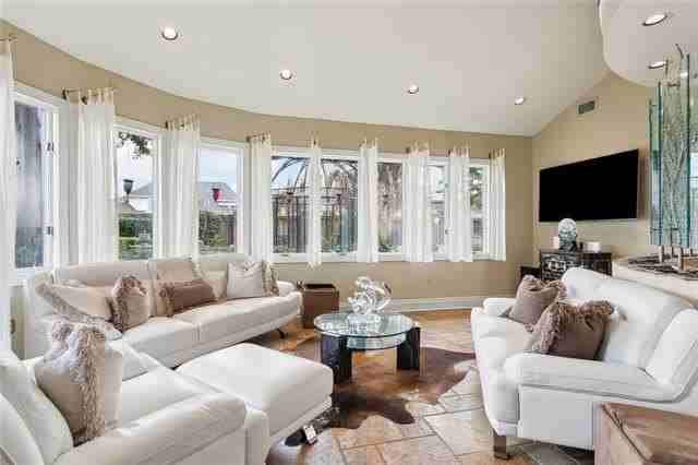 53 Hermitage Dr - Photo 4 of 21