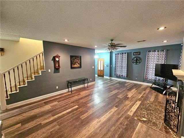 155 Ned Ave - Photo 4 of 34