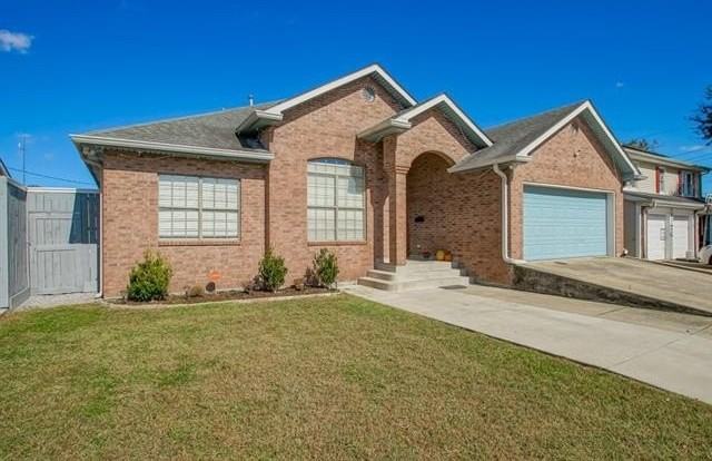 2135 Deerfield Rd - Photo 2 of 34