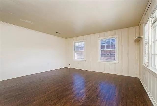 141 Rosewood Dr - Photo 2 of 8