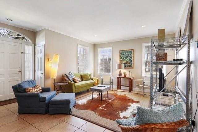 5526 S Claiborne Ave - Photo 2 of 10