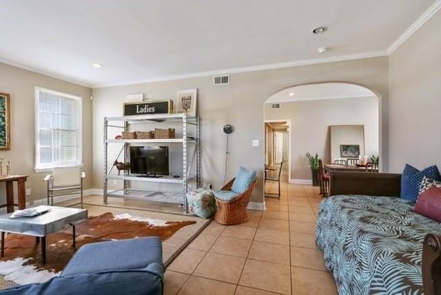 5526 S Claiborne Ave - Photo 3 of 10