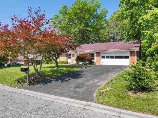 414 Stonegate Dr - Photo 2 of 37