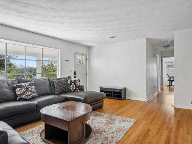 414 Stonegate Dr - Photo 6 of 37