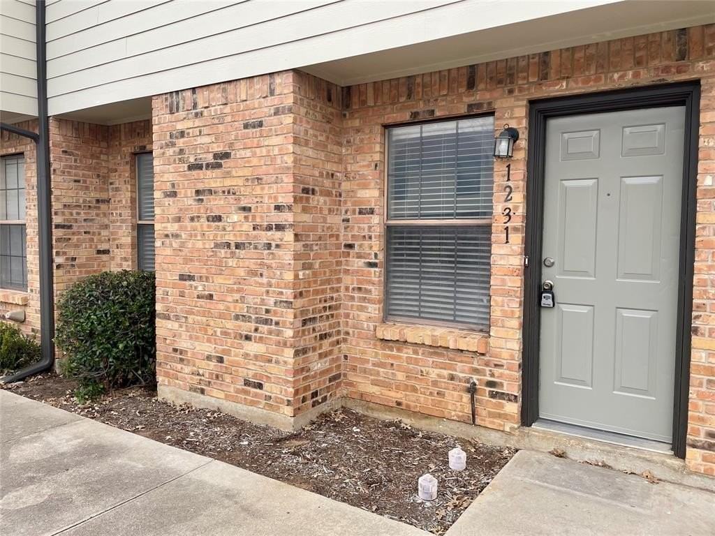 1231 Dallas Dr - Photo 2 of 21