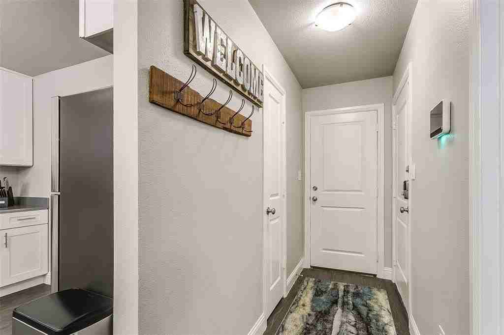 901 Juno Ln - Photo 3 of 40