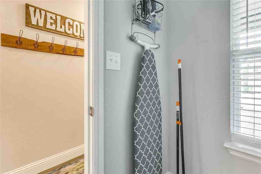 901 Juno Ln - Photo 4 of 40