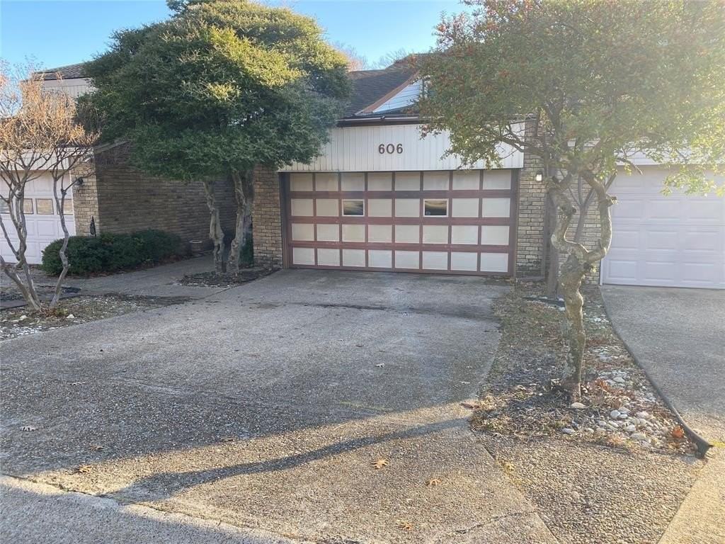 606 Old Country Rd - Photo 2 of 22