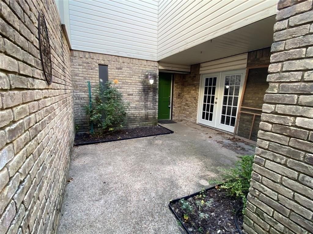 606 Old Country Rd - Photo 3 of 22