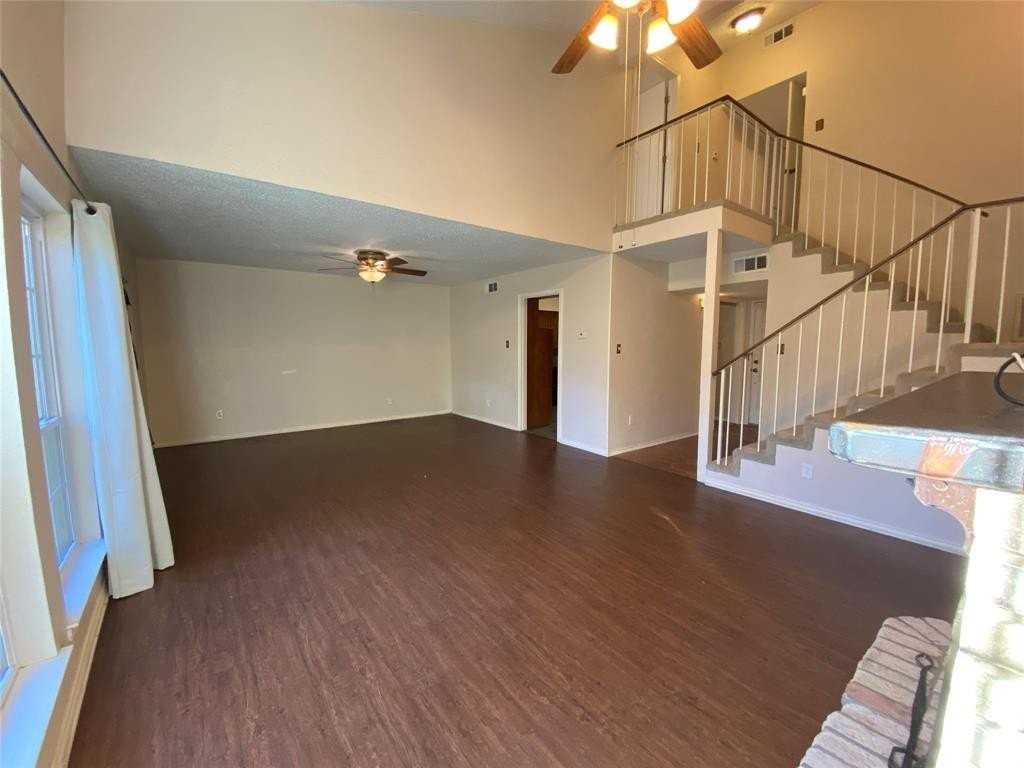 606 Old Country Rd - Photo 7 of 22