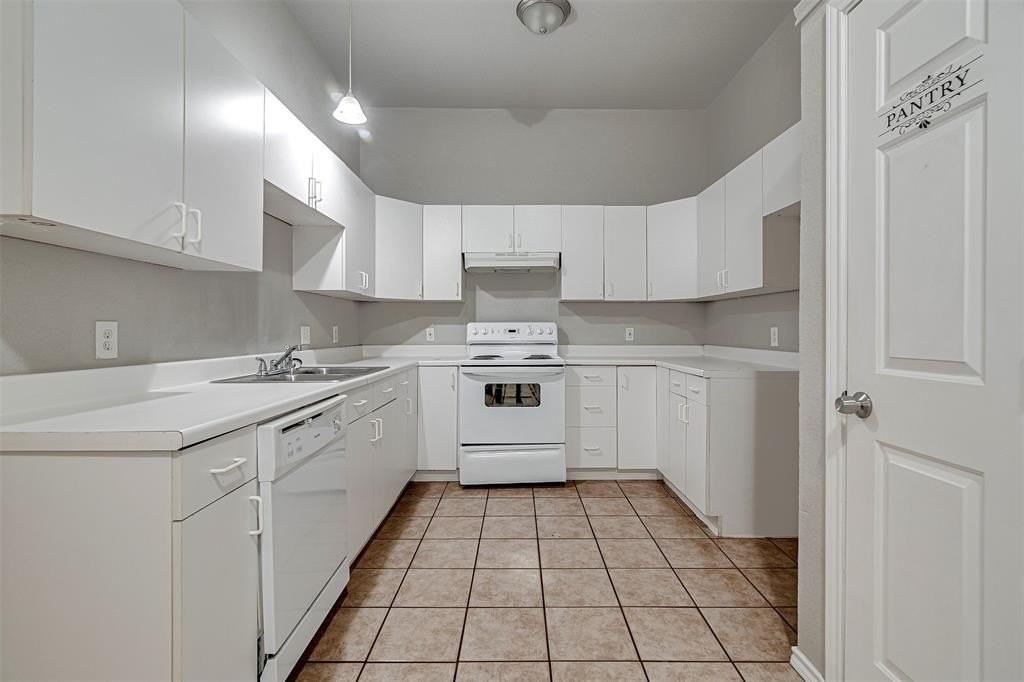 214 Joshua Blvd - Photo 7 of 17