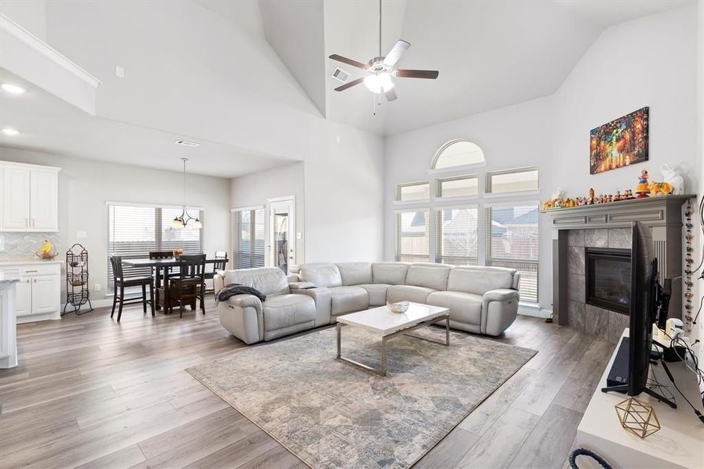 1412 Summer Ln - Photo 2 of 40