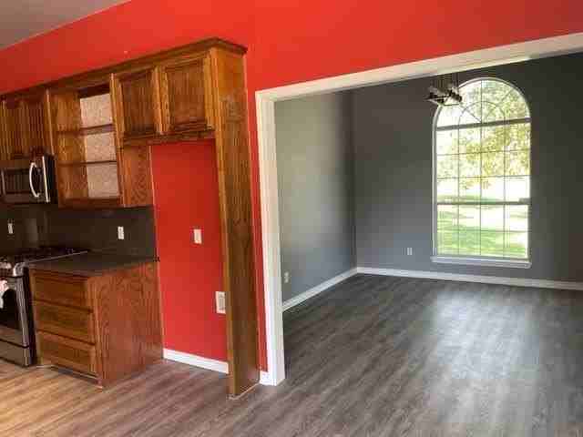 1323 E College St - Photo 4 of 39