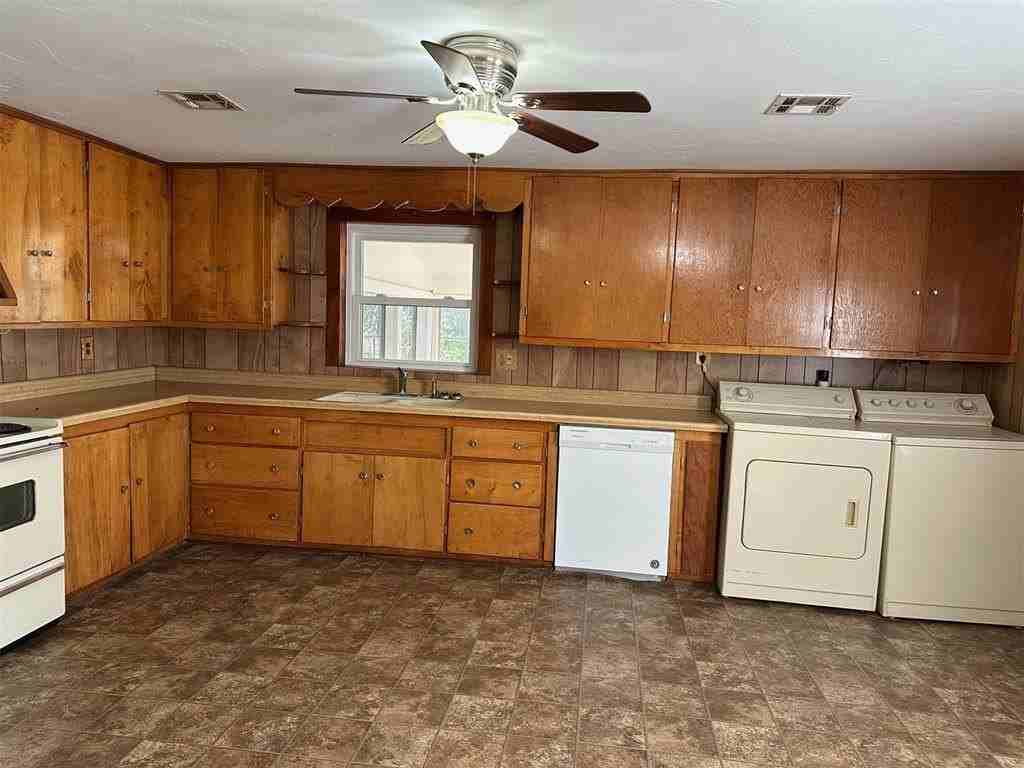 1424 S Academy Rd - Photo 7 of 20