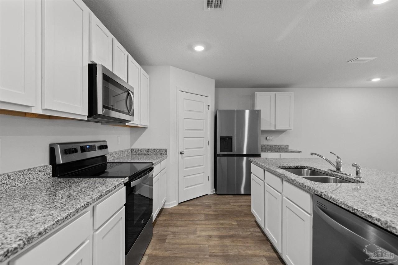 7349 Lakeside Oak Ct - Photo 5 of 37