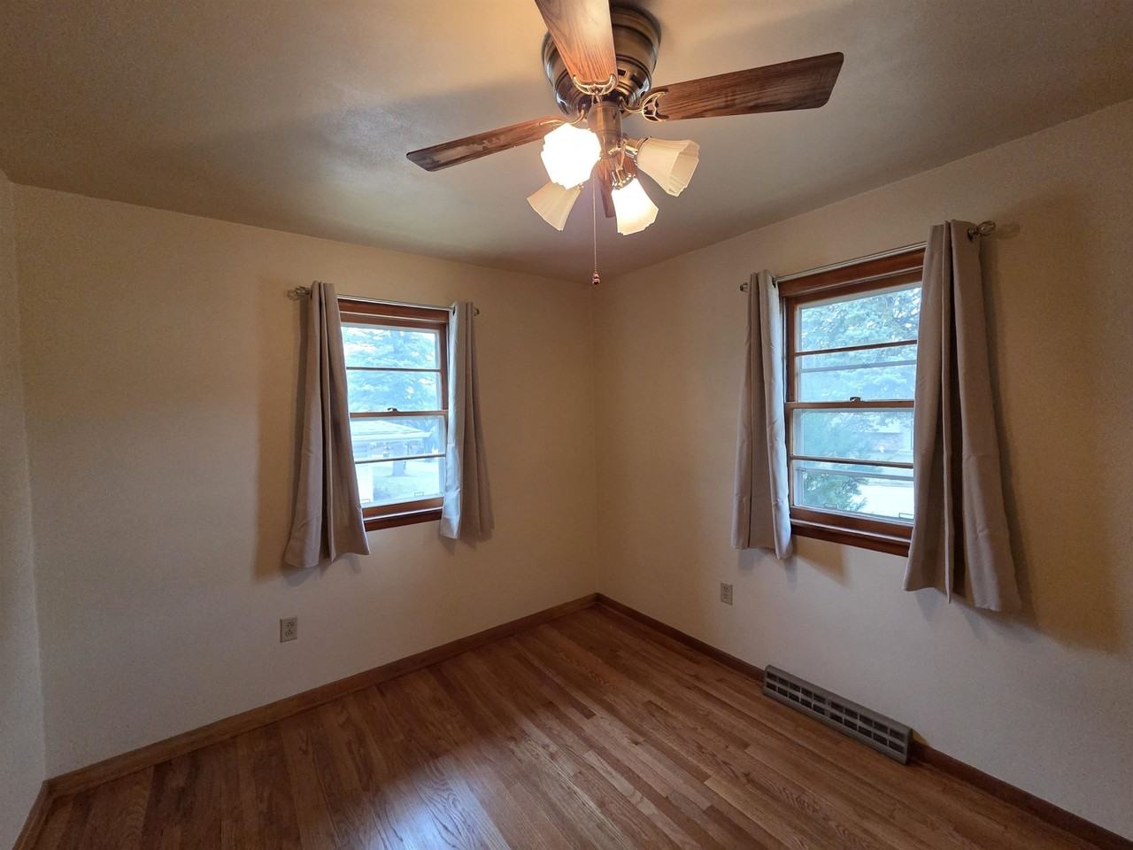 2311 26th St - Photo 5 of 14