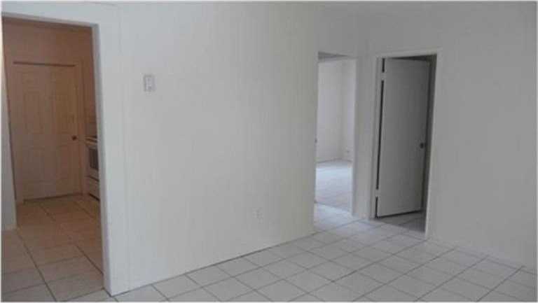 324 Nw 42nd St - Photo 2 of 9