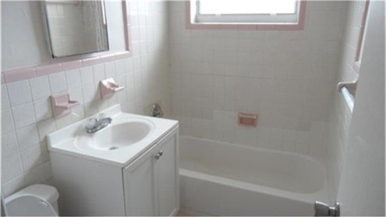 324 Nw 42nd St - Photo 7 of 9