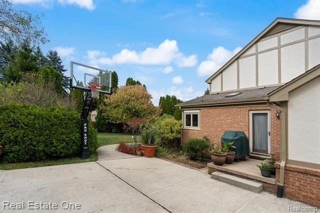 1574 Devonshire Dr - Photo 2 of 50