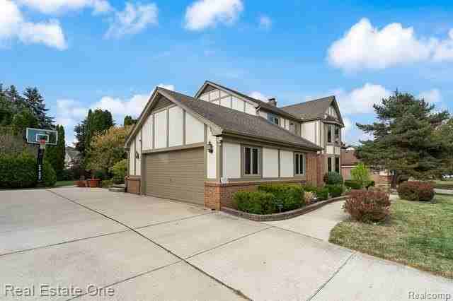 1574 Devonshire Dr - Photo 3 of 50