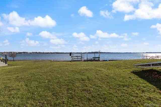 3733 Lake Front St - Photo 3 of 25