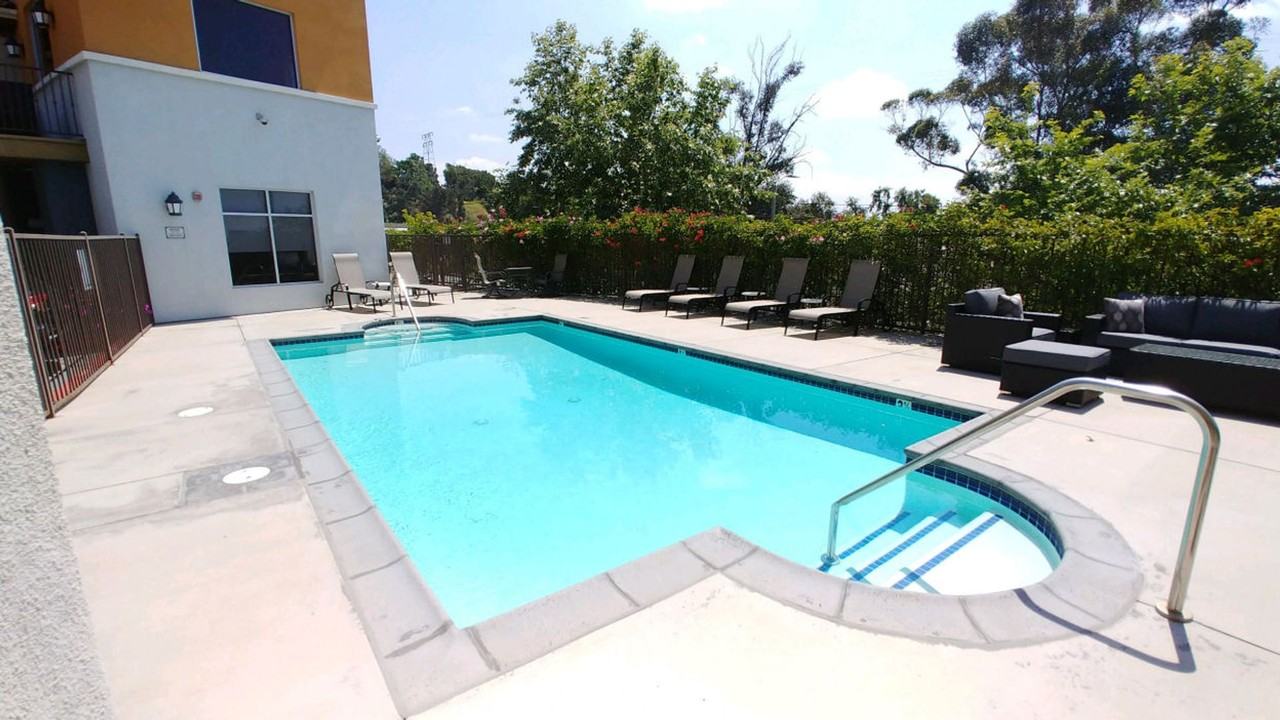 Almeria Townhomes - Photo 6 of 50