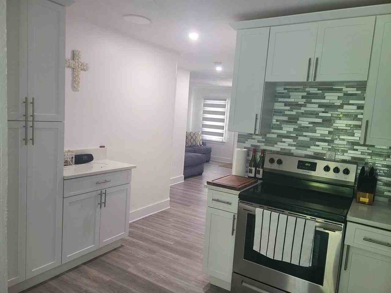 515 49th St - Photo 7 of 17