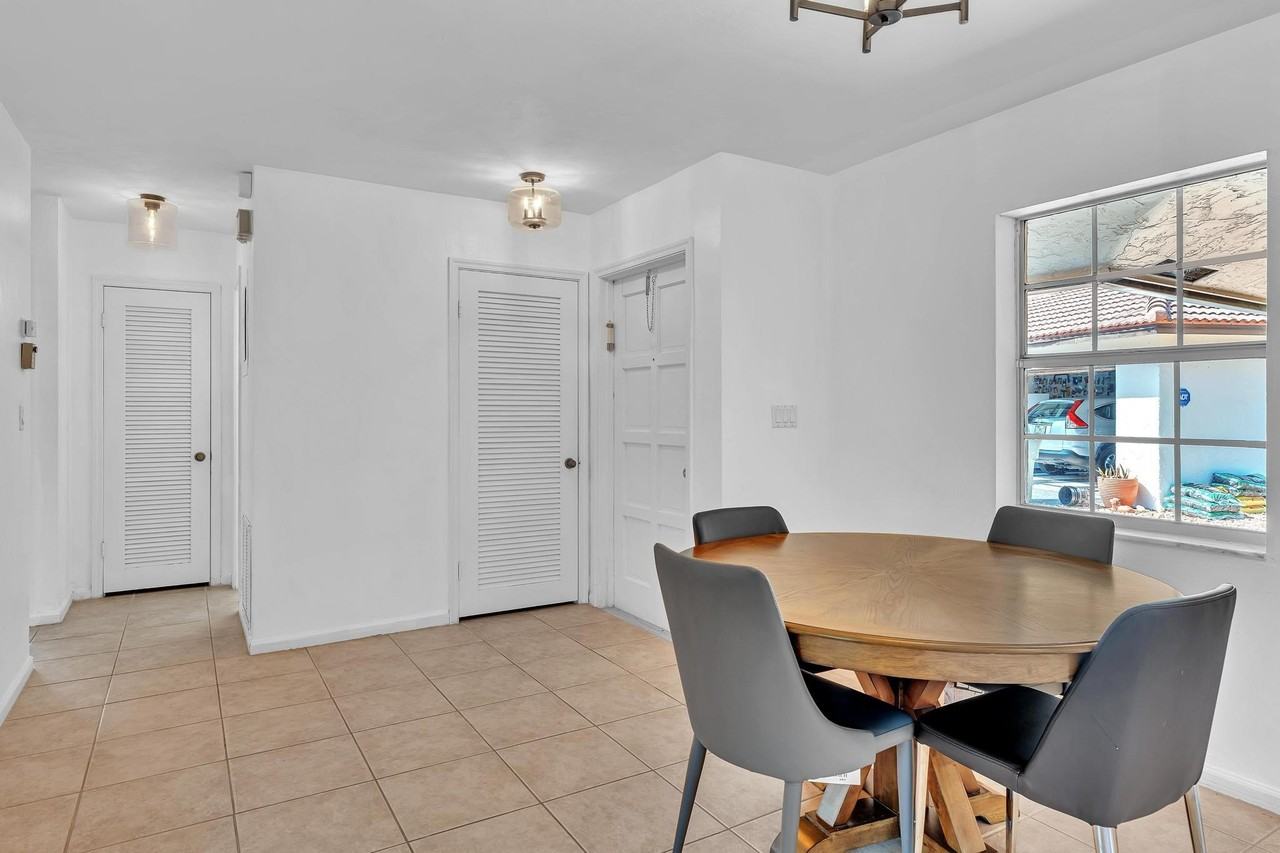 313 Nw 42nd St - Photo 5 of 42