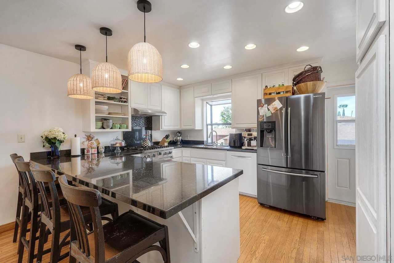 1166 Agate St - Photo 6 of 35