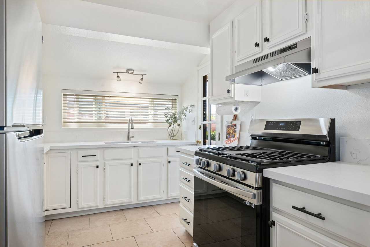 927 Olive St - Photo 6 of 18