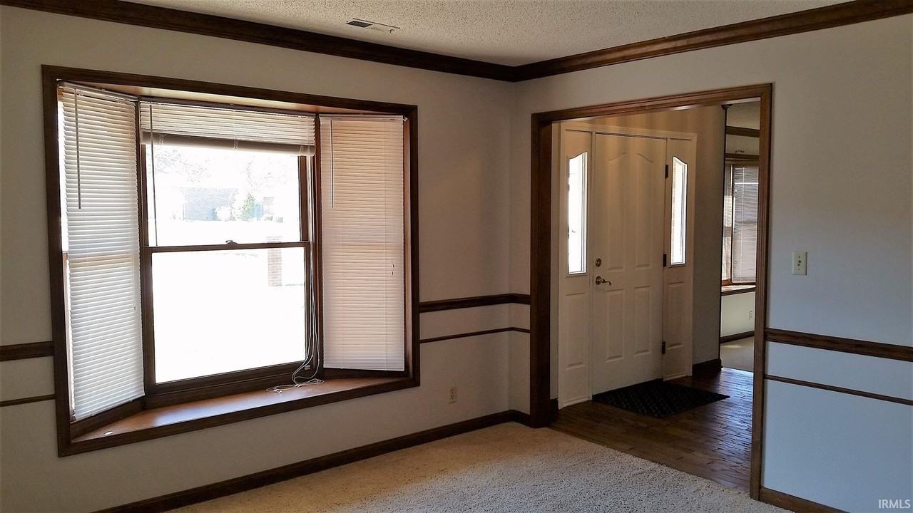 2939 Woodside Ct - Photo 3 of 21