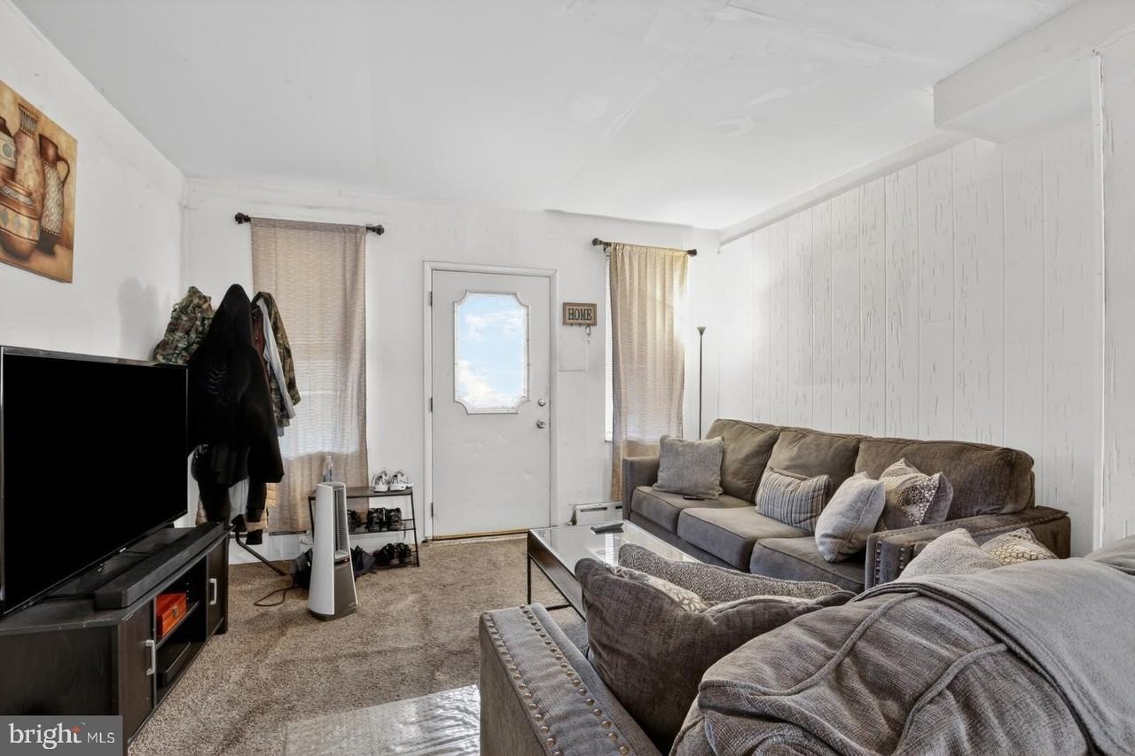 1617 S Newkirk St - Photo 4 of 18