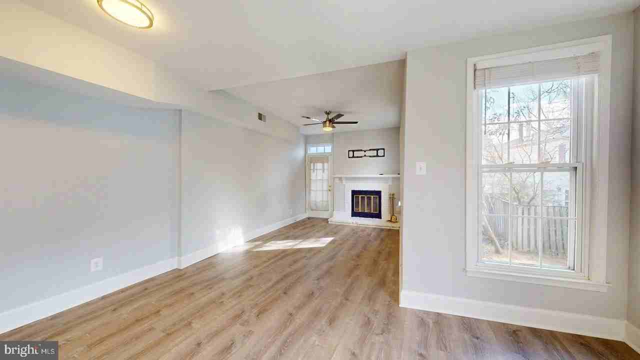 2011 N Oakland St - Photo 2 of 16