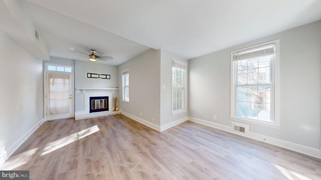 2011 N Oakland St - Photo 3 of 16