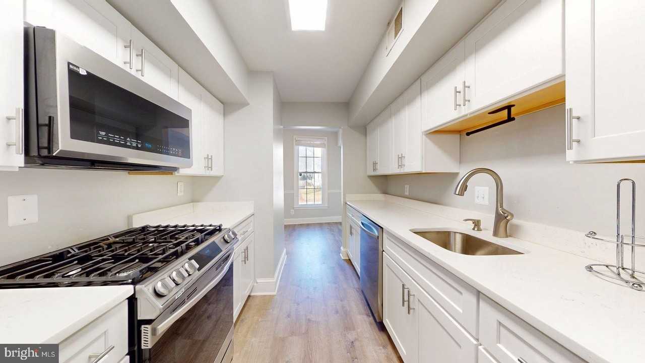 2011 N Oakland St - Photo 6 of 16