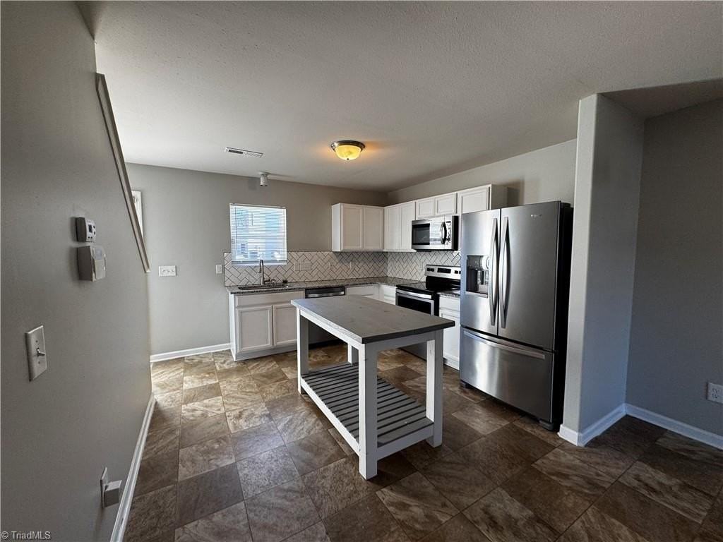 3921 Village Park Ct - Photo 3 of 9